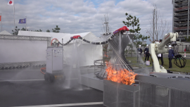 Lewitujący robot pomoże walczyć z pożarami w trudno dostępnych miejscach. Strumień wody nie tylko służy gaszeniu ognia, ale i napędza robota [DEPESZA] News powiązane z robot gaśniczy